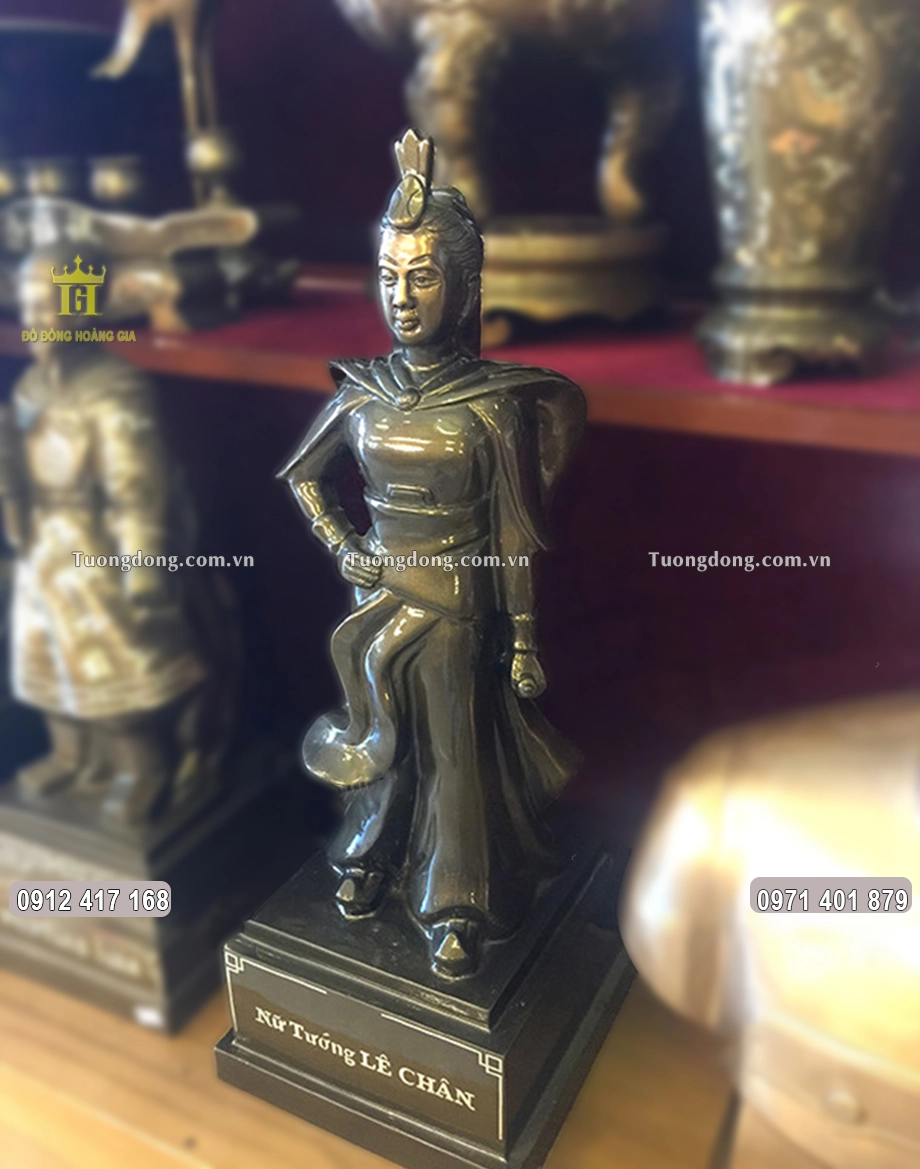 Hình ảnh nhìn nghiêng của bức tượng